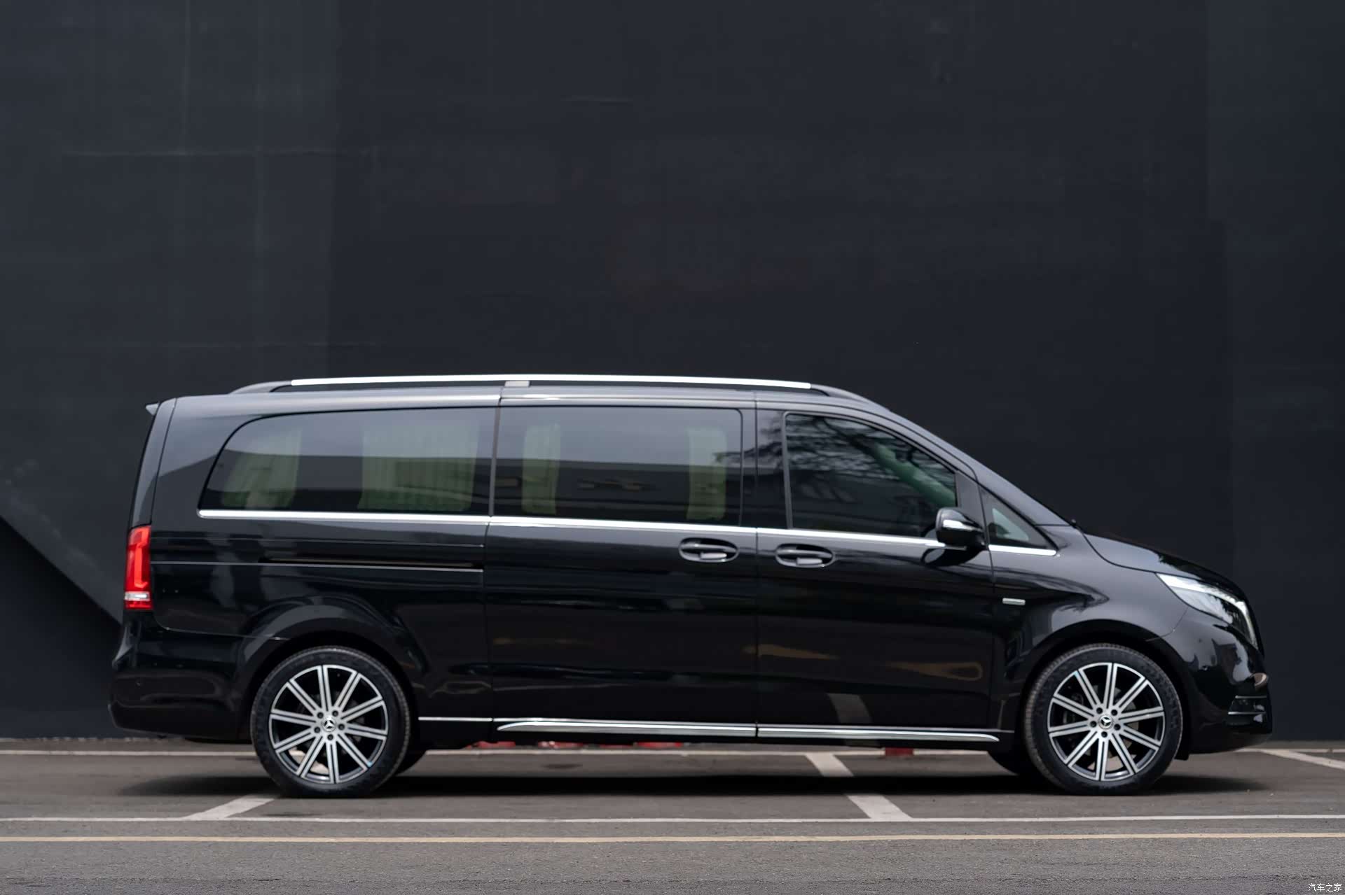 Mercedes-Benz V-Class, 2024 4