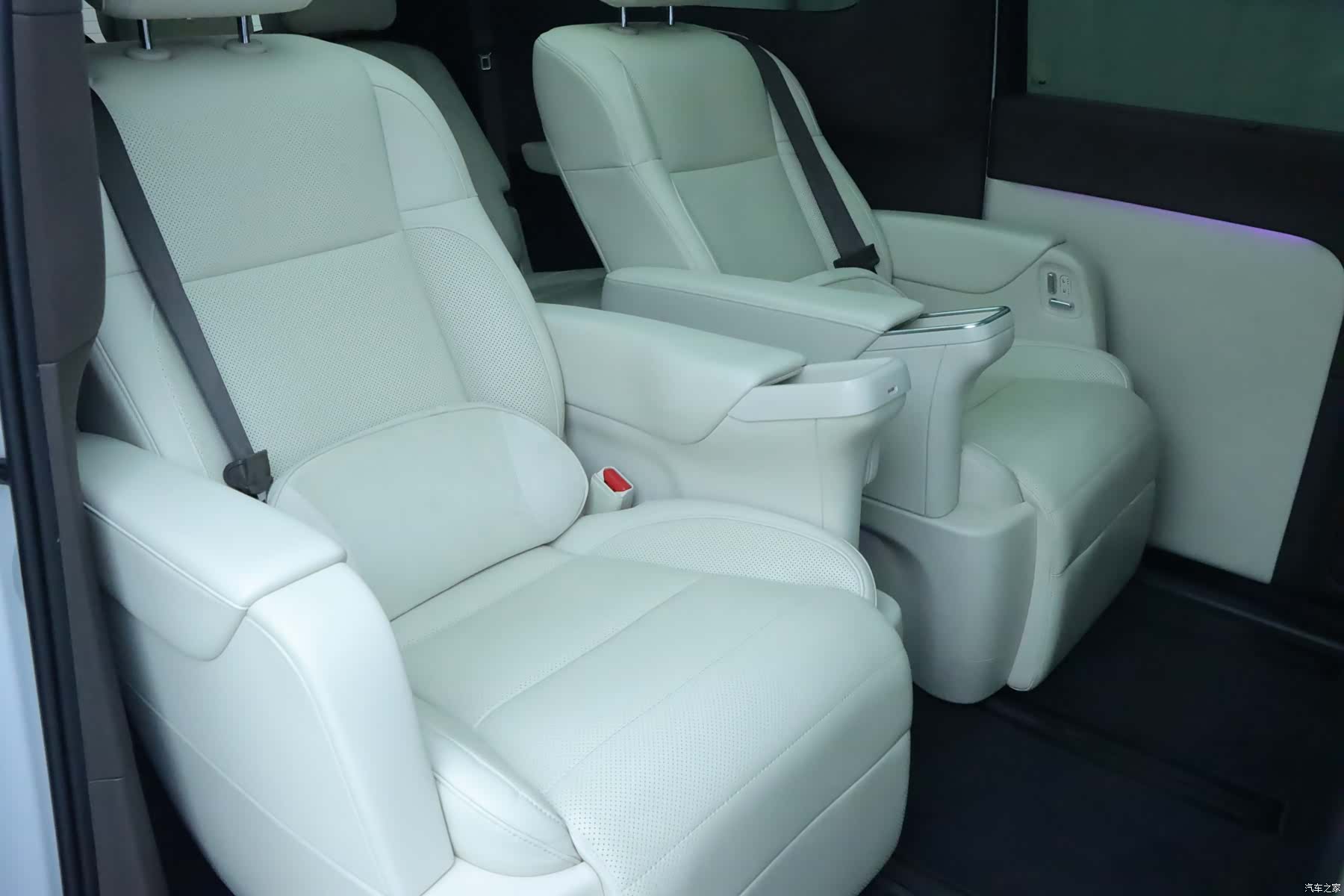 Li Auto MEGA, 2024 13