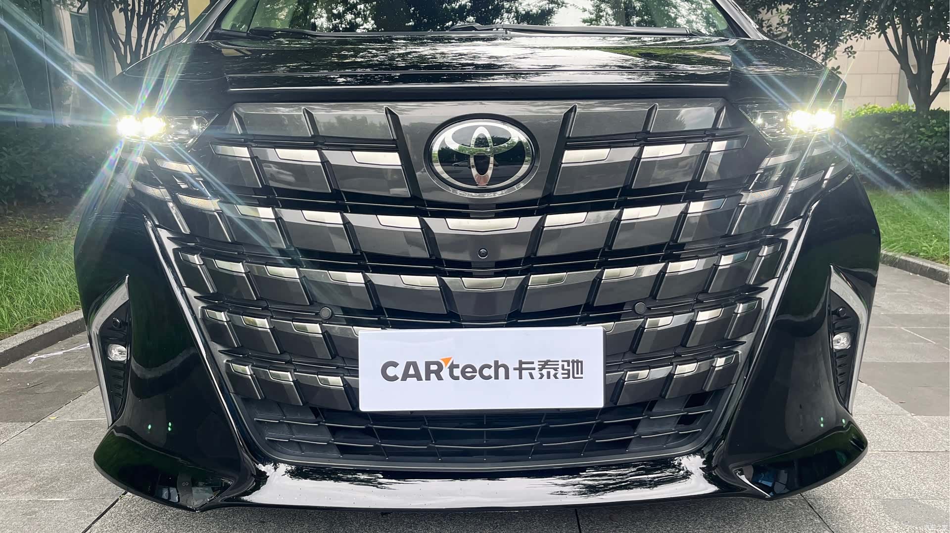 Toyota Alphard, 2024 4
