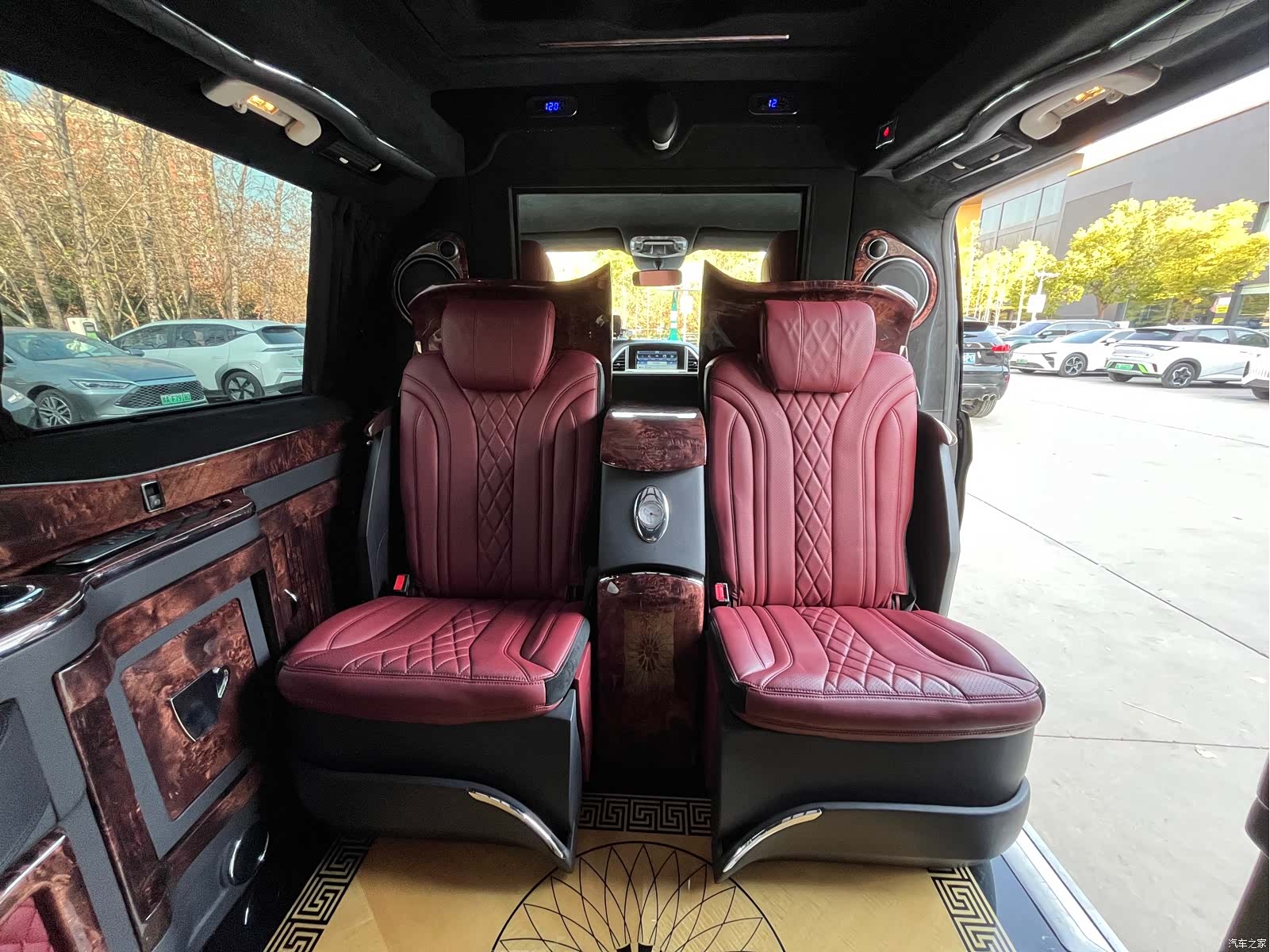 Mercedes-Benz 9, 2018 17