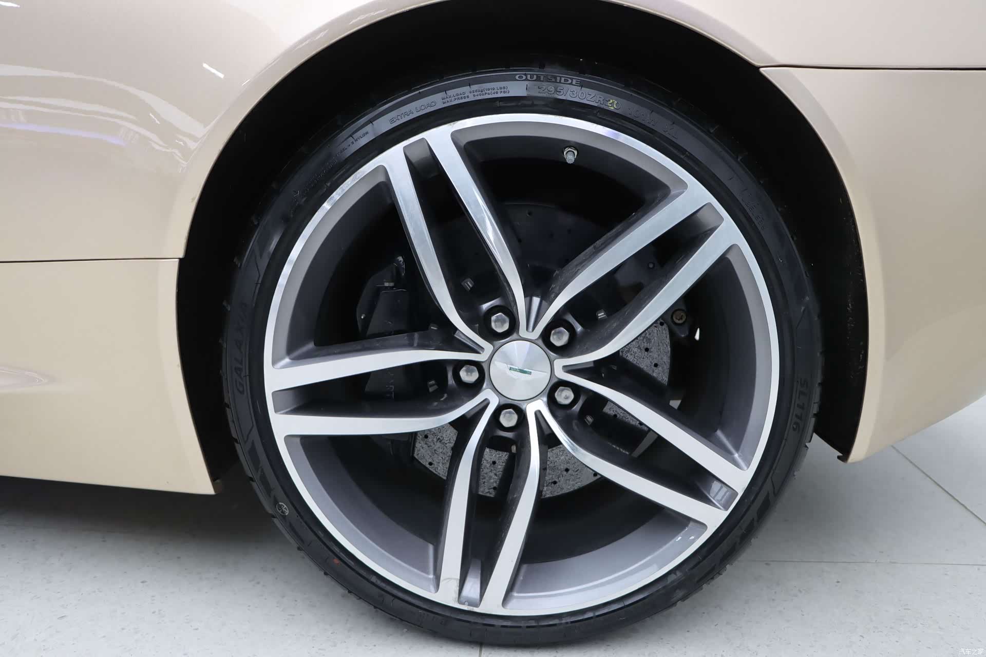 Aston Martin Virage, 2014 9