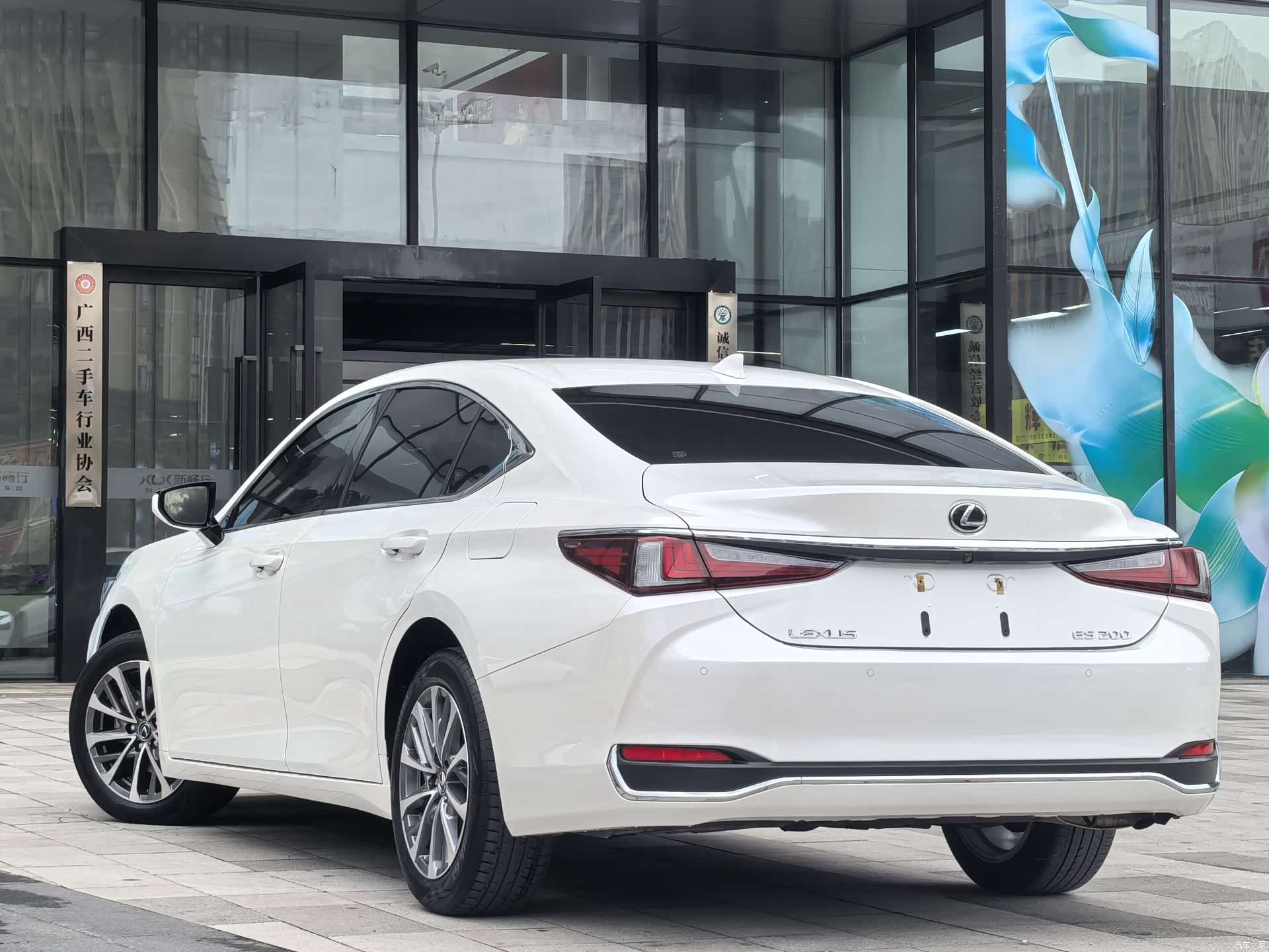 Lexus ES, 2023 4