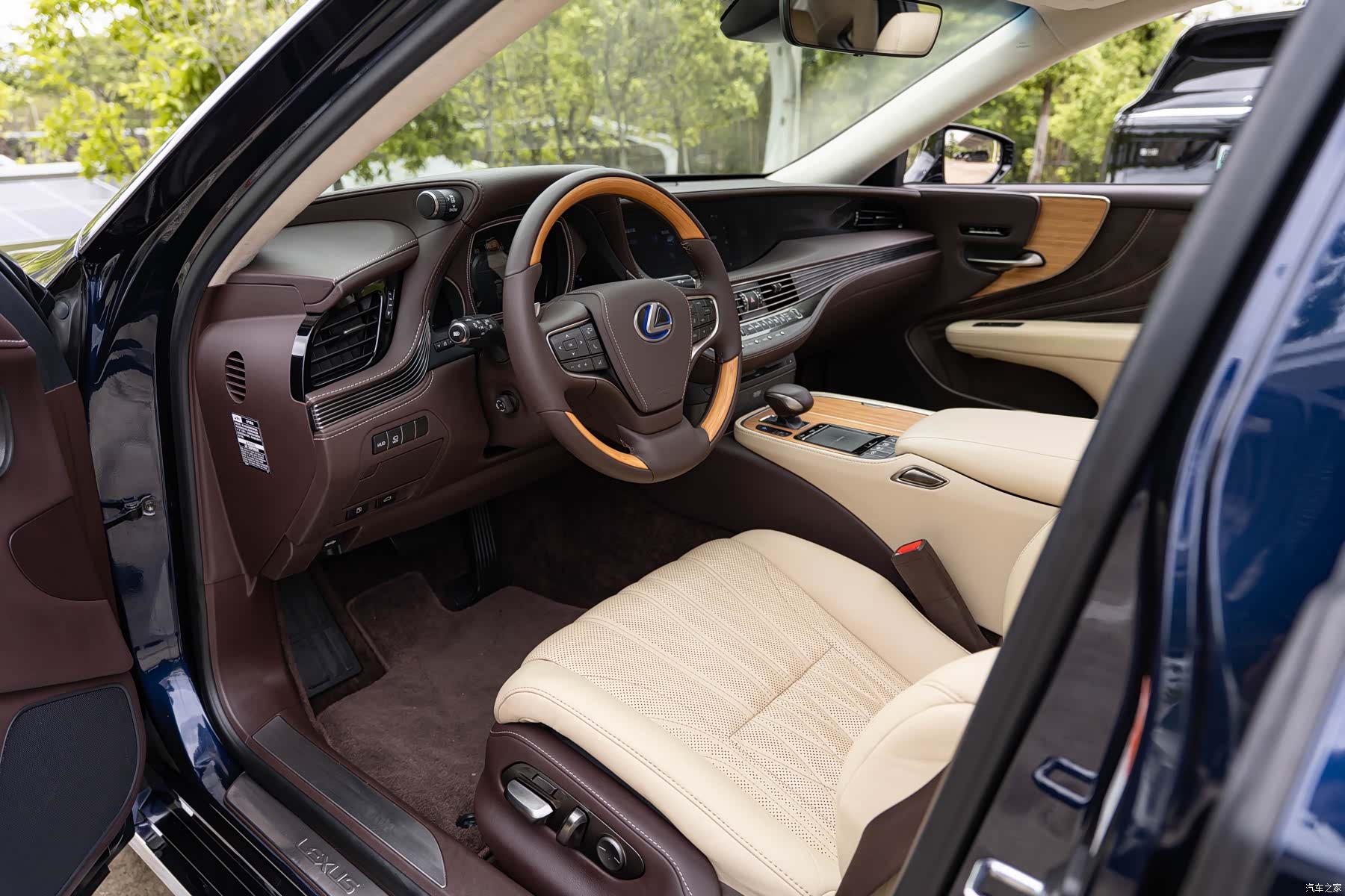 Lexus LS, 2018 9