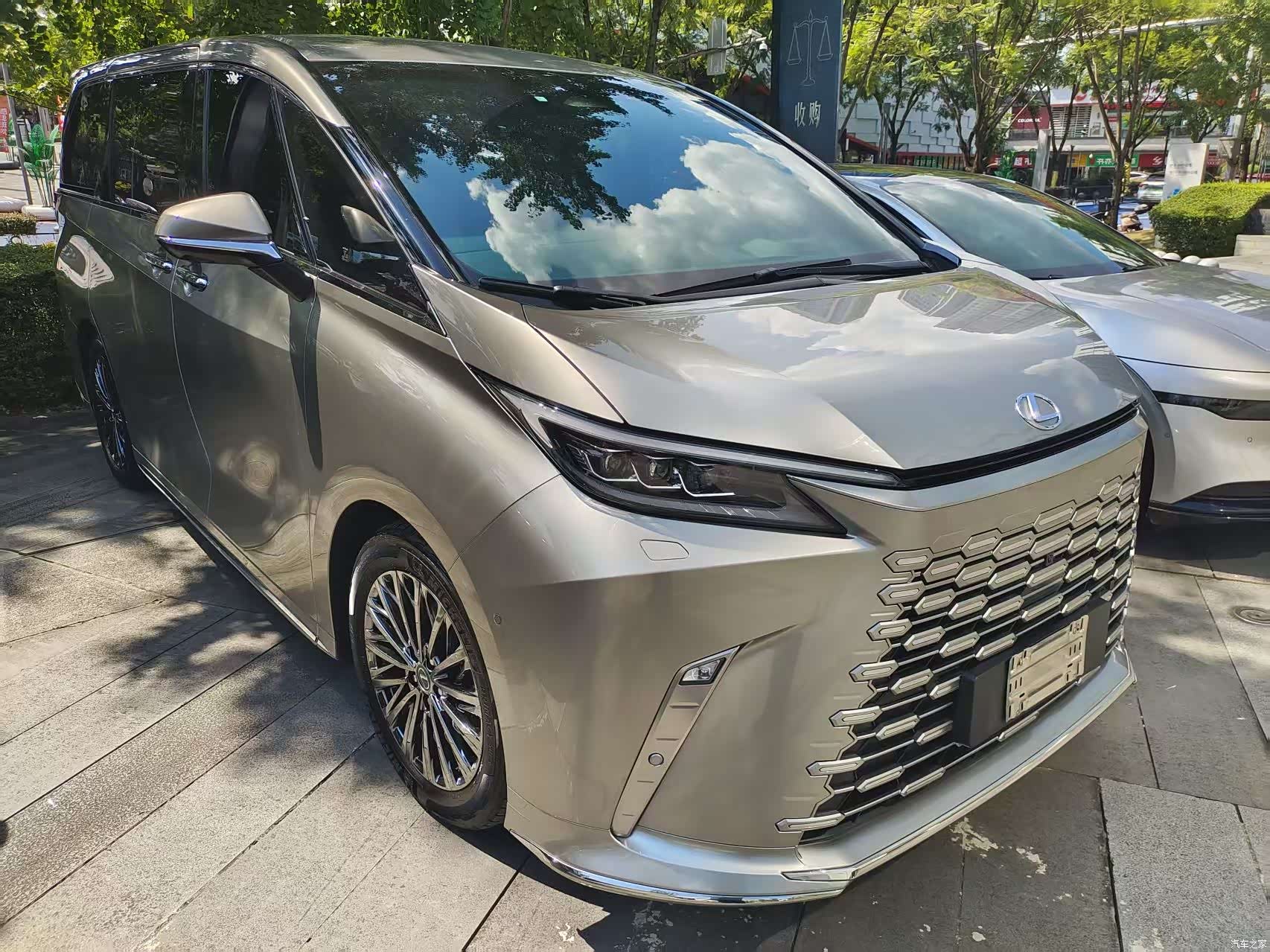 Lexus LM, 2025 4