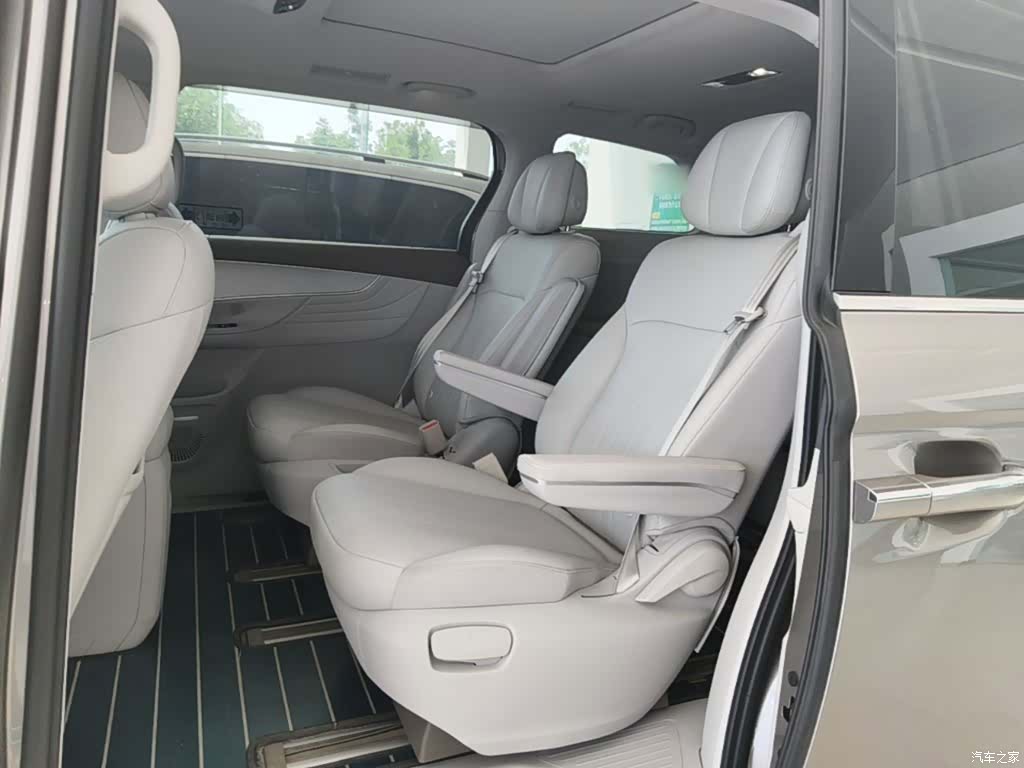 Roewe iMAX8, 2025 17