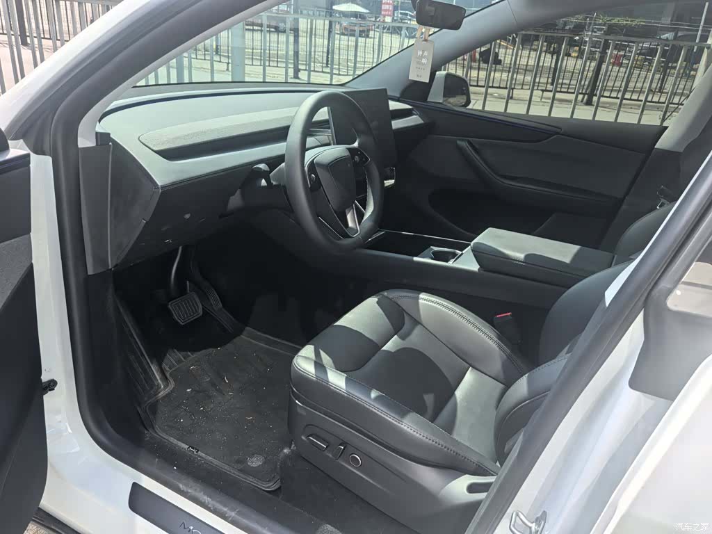 Tesla Model Y, 2025 4