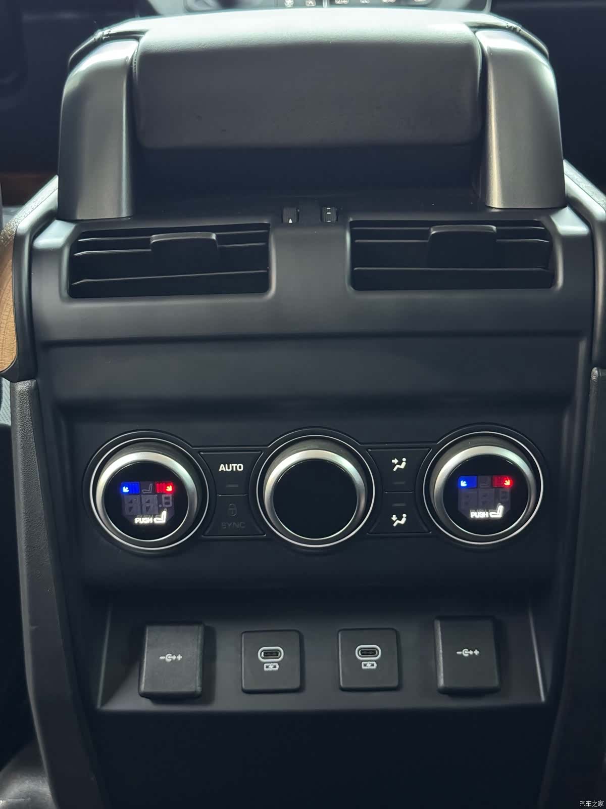 Land Rover Defender, 2022 28