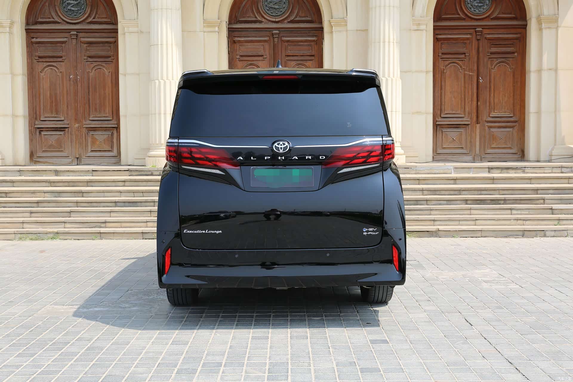 Toyota Alphard, 2025 4