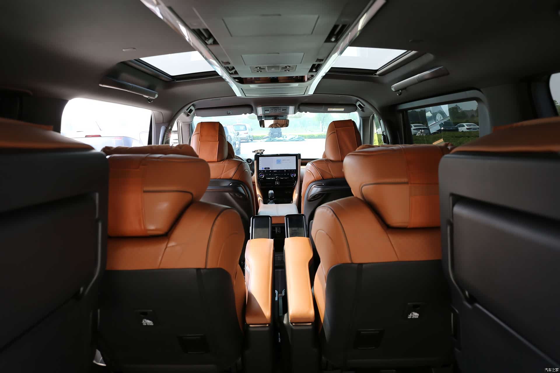 Toyota Alphard, 2025 6