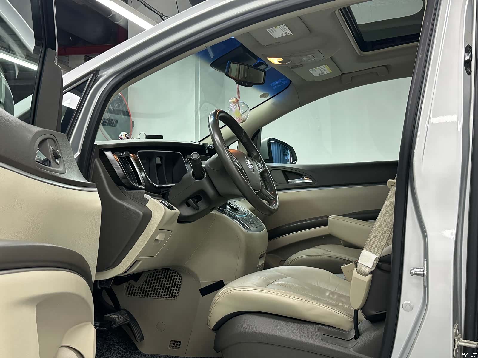Buick GL8, 2011 7