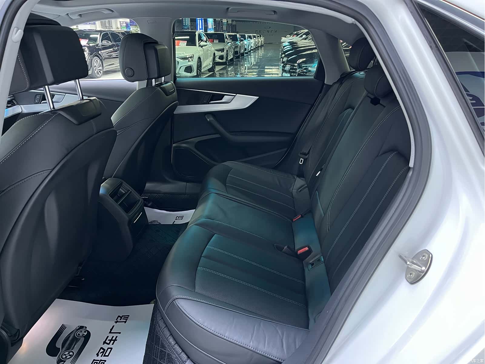 Audi A4L, 2020 все фото
