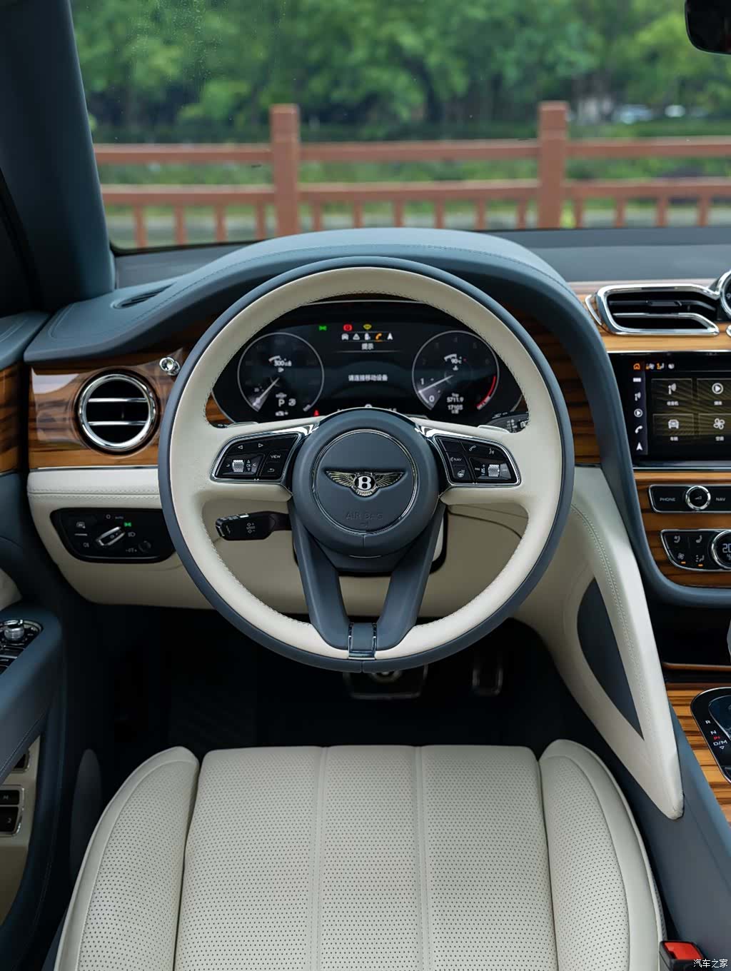 Bentley Bentayga, 2023 12