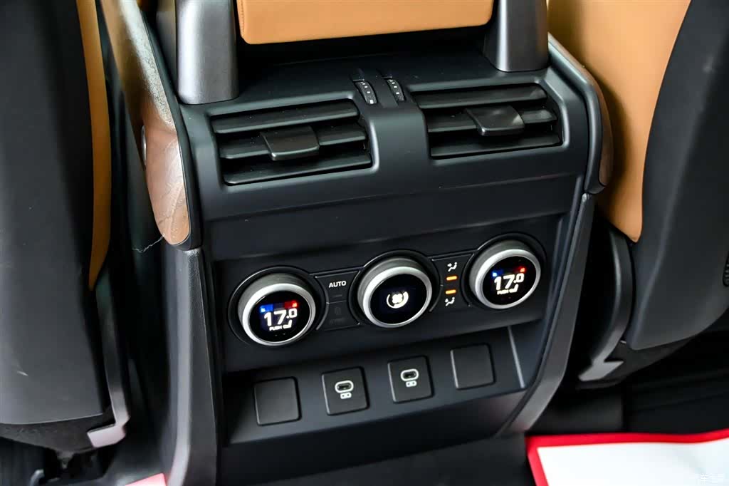 Land Rover Defender, 2024 36