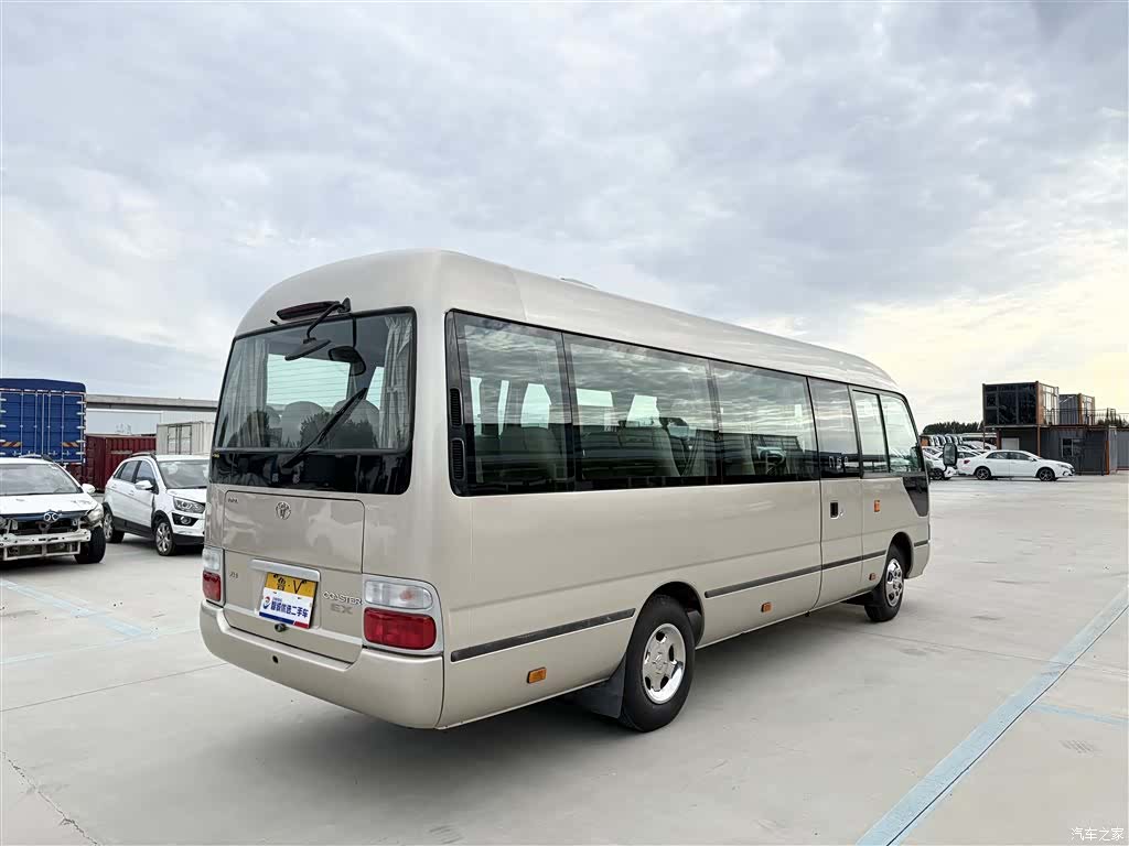 Toyota Coaster, 2011 16
