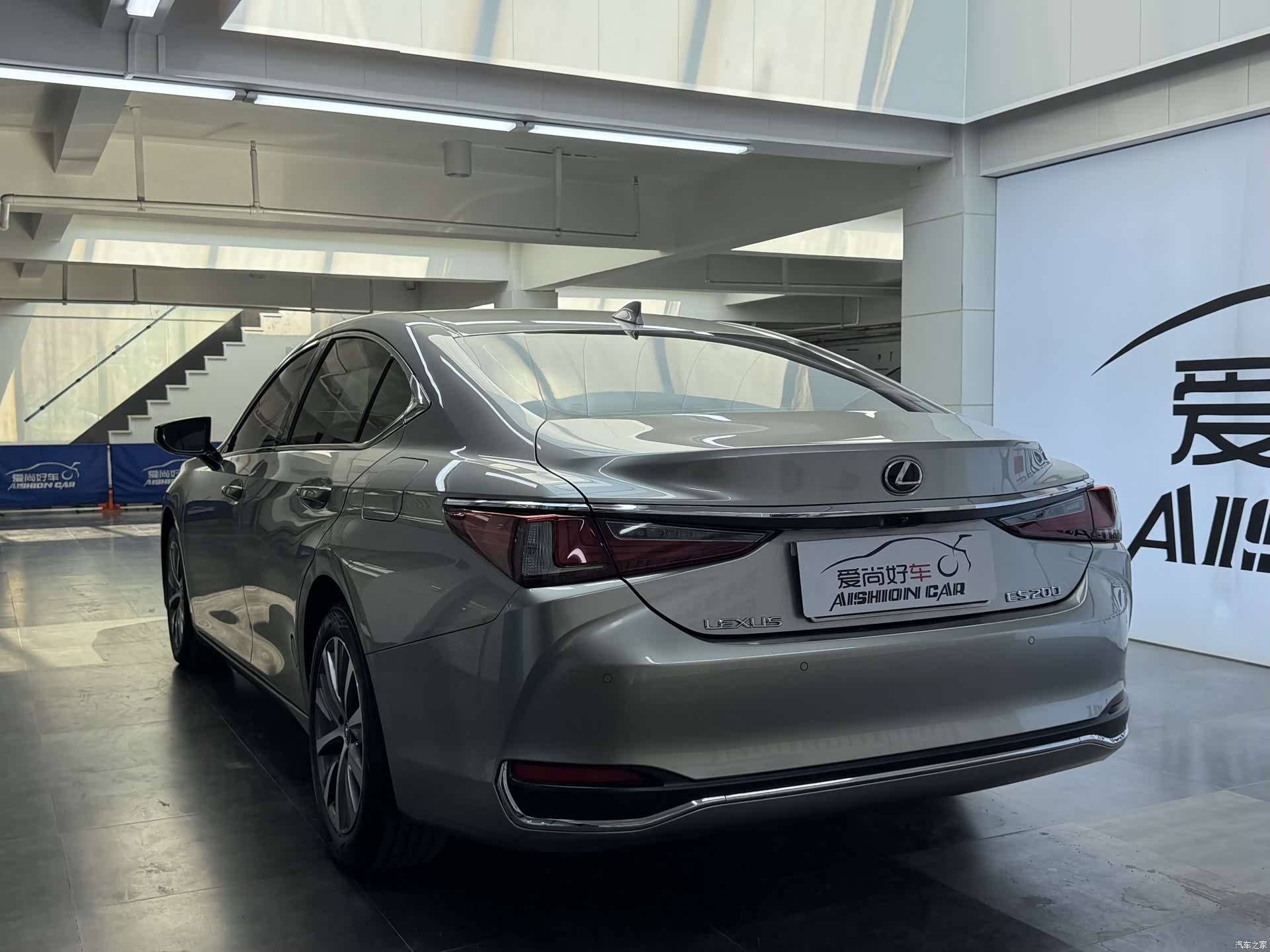 Lexus ES, 2019 все фото