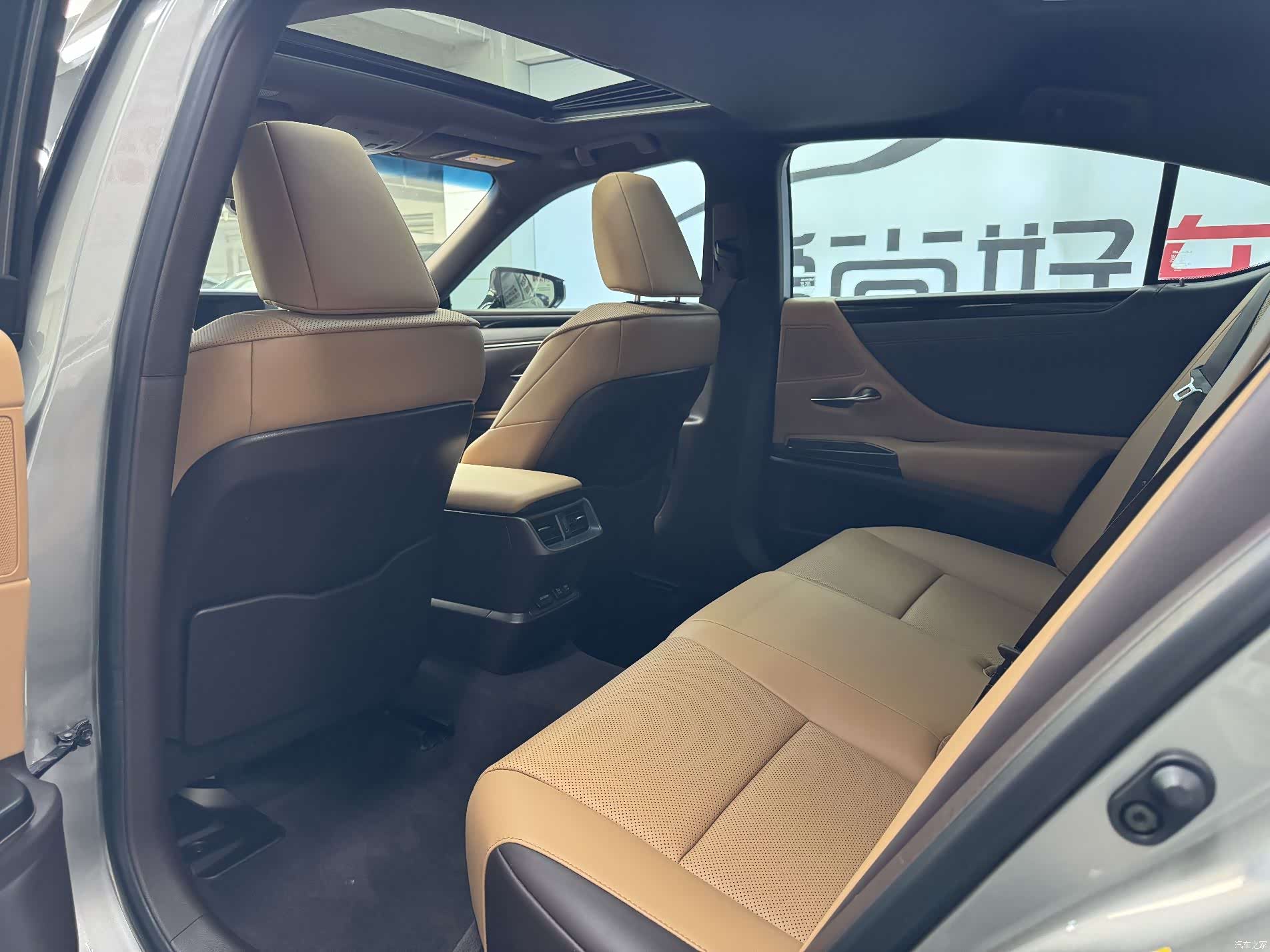 Lexus ES, 2019 11