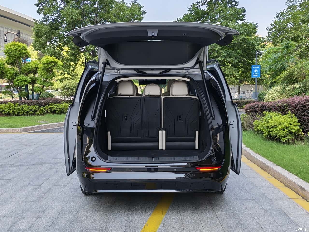Li Auto MEGA, 2025 7