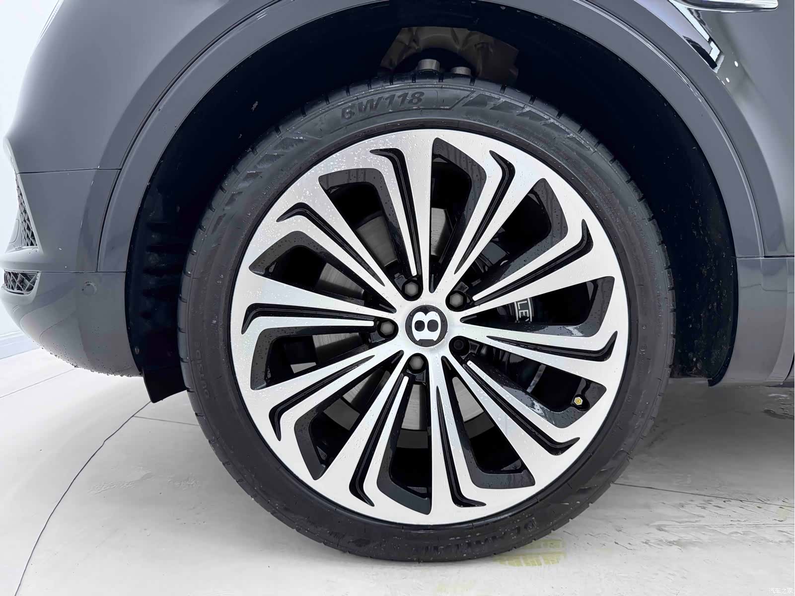 Bentley Bentayga, 2017 11