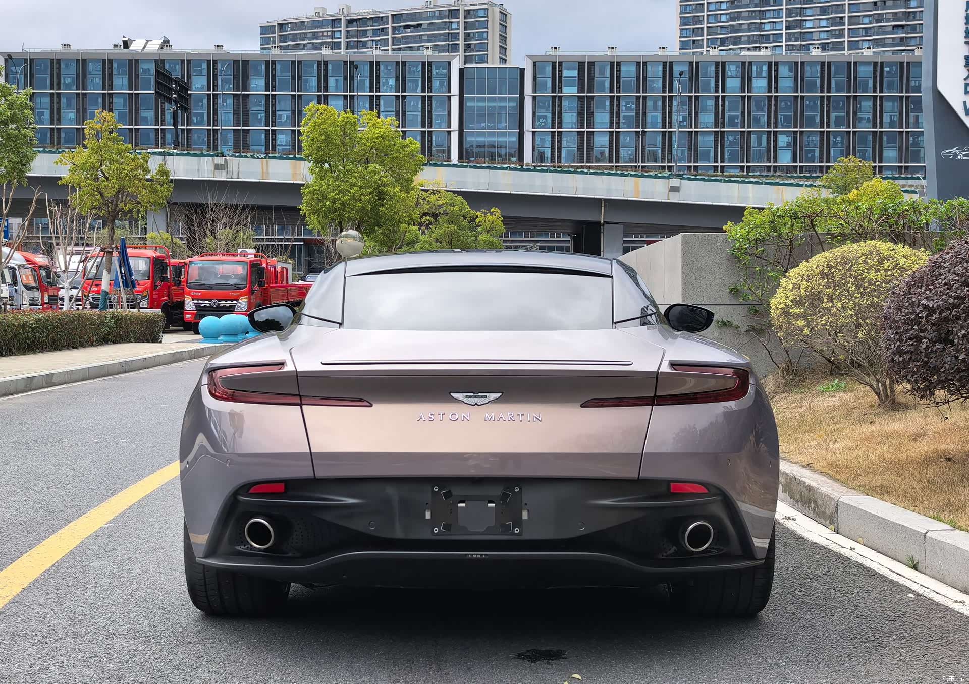 Aston Martin DB11, 2022 8