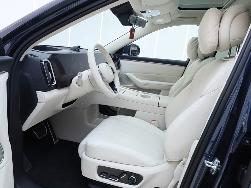 AITO Ask the world M8