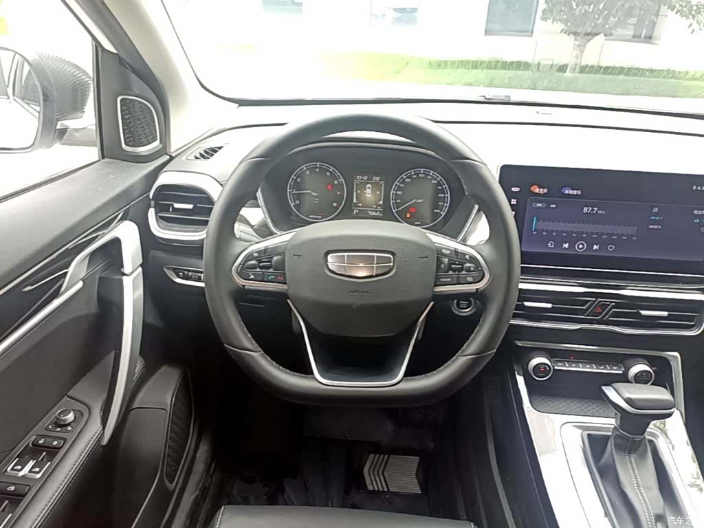 Geely Coolray, 2025 11