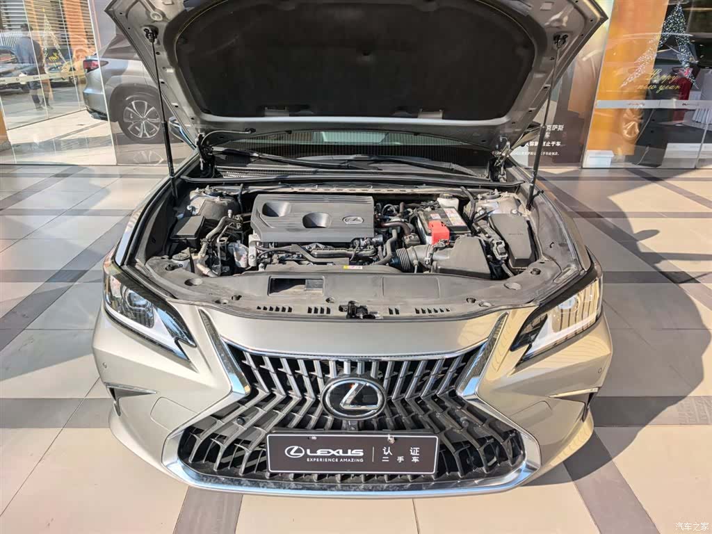 Lexus ES, 2023 4