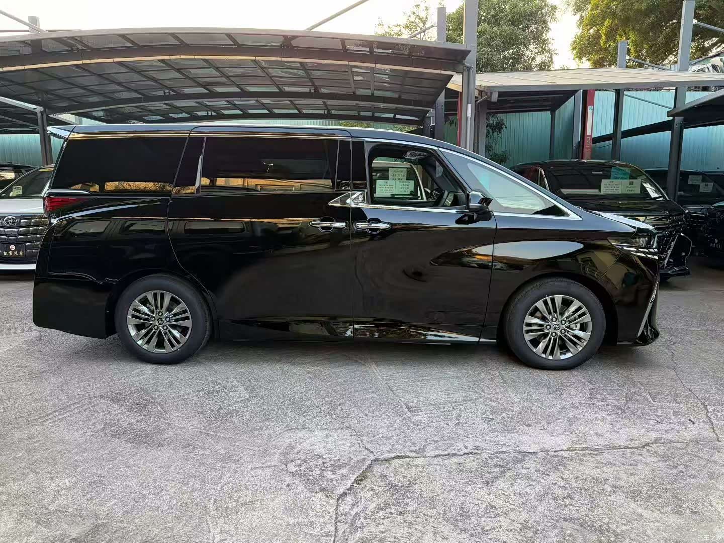 Toyota Alphard, 2023 4