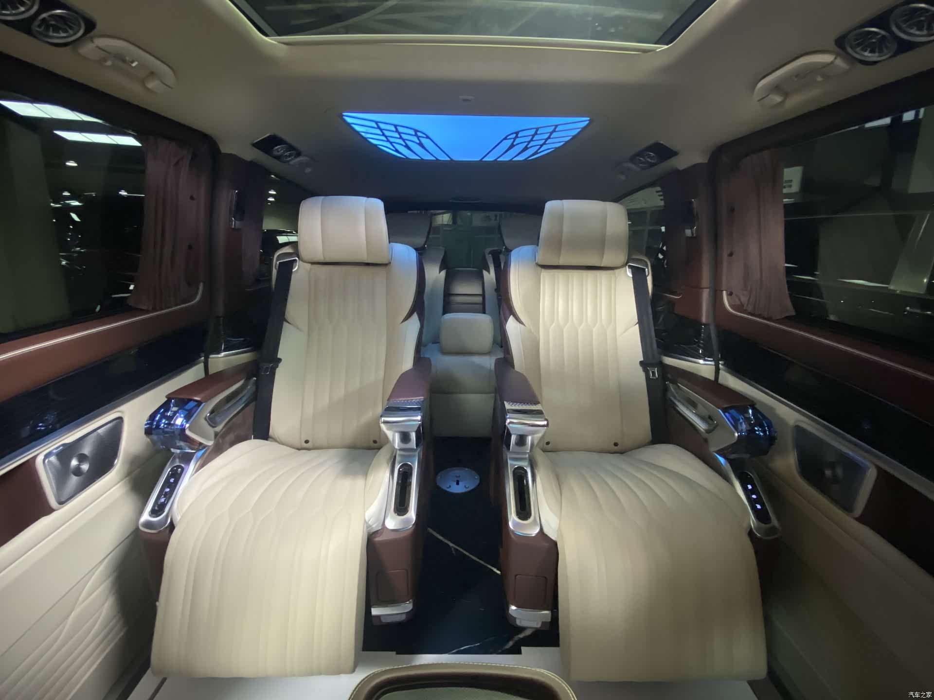 Mercedes-Benz V-Class, 2024 13