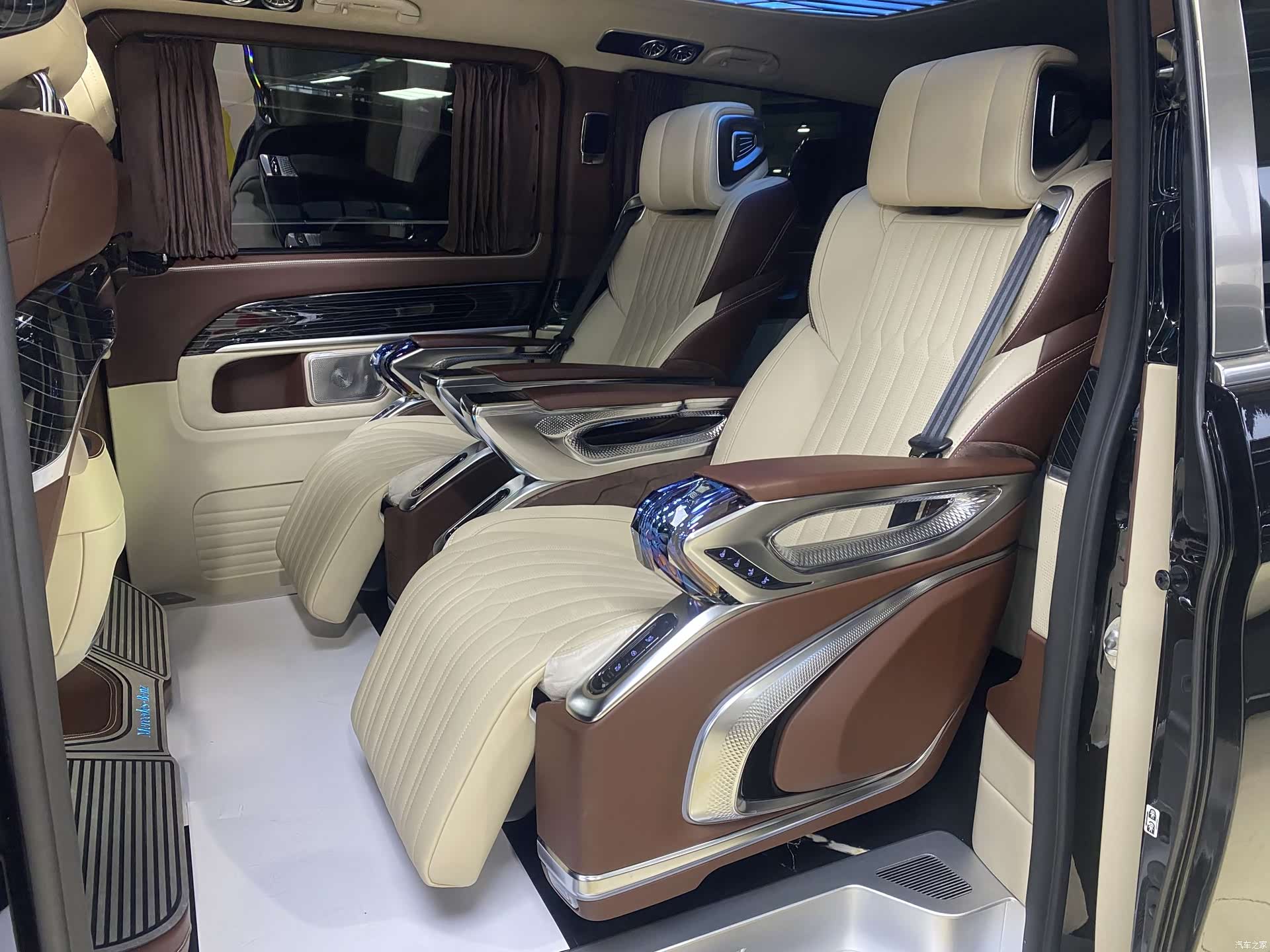 Mercedes-Benz V-Class, 2024 11