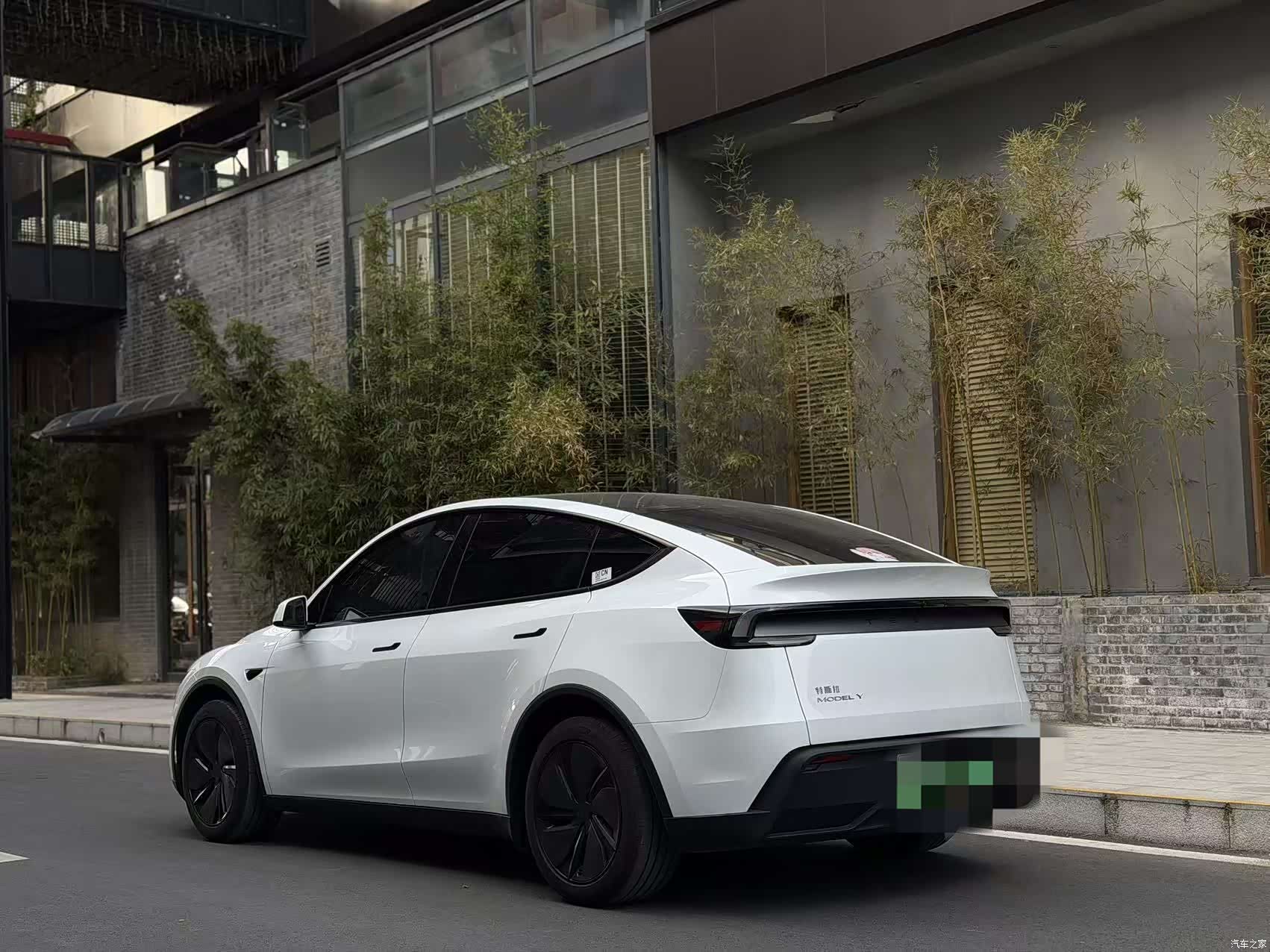 Tesla Model Y, 2025 6