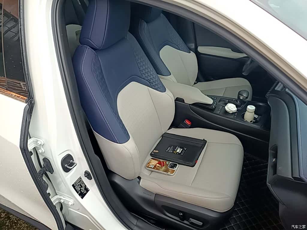 Lexus UX, 2021 25