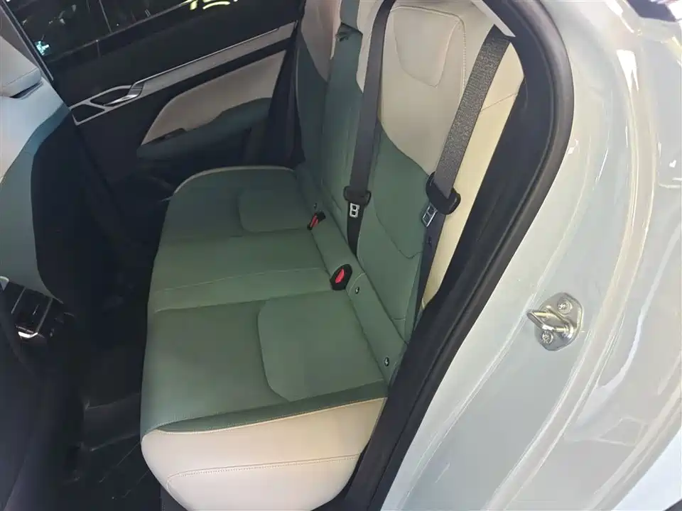 Geely Emgrand L HiP Geely Emgrand L HiP