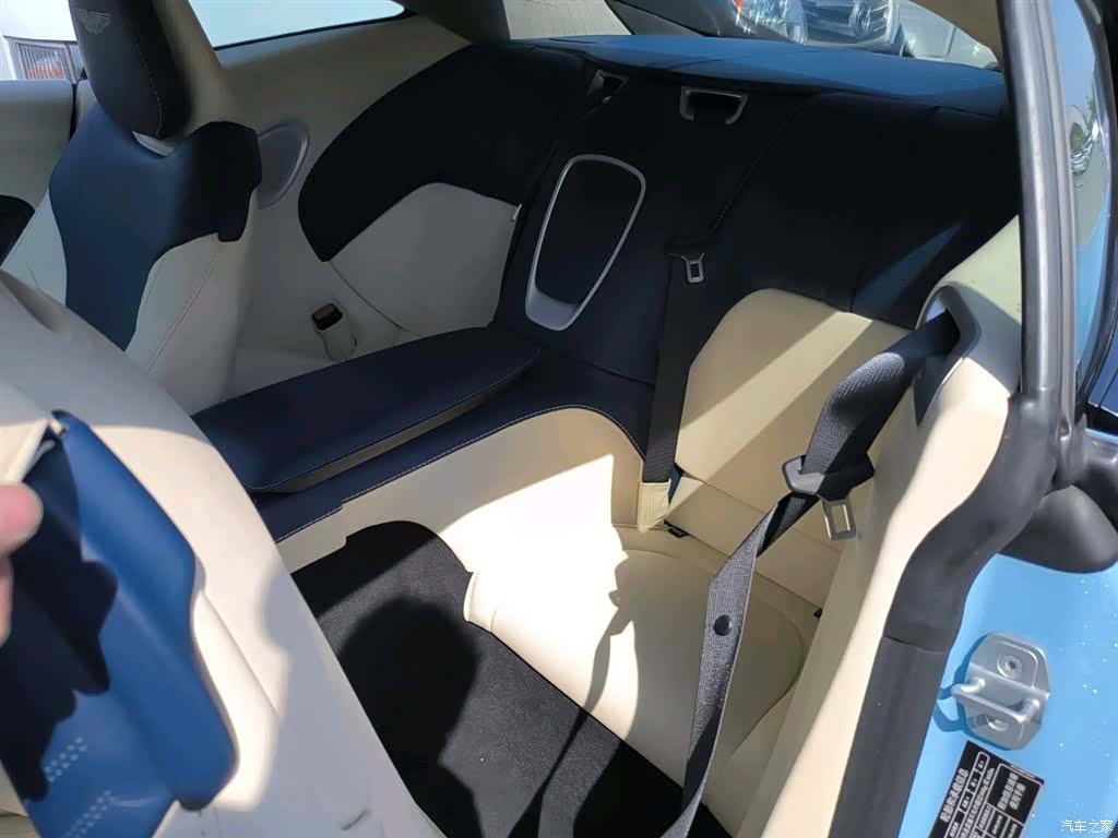 Aston Martin DB11, 2020 11