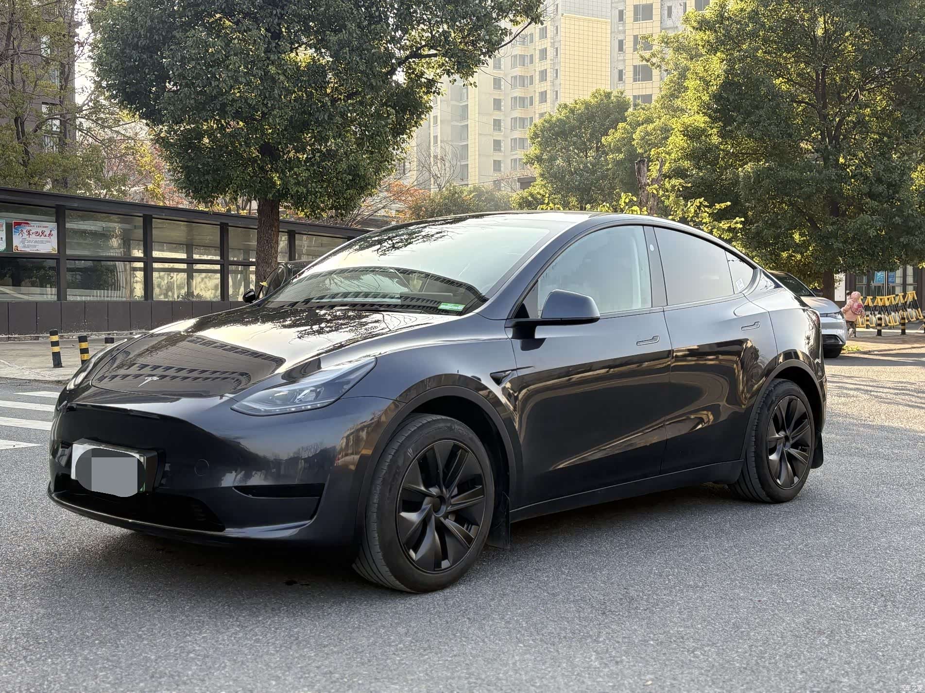 Tesla Model Y, 2024 1