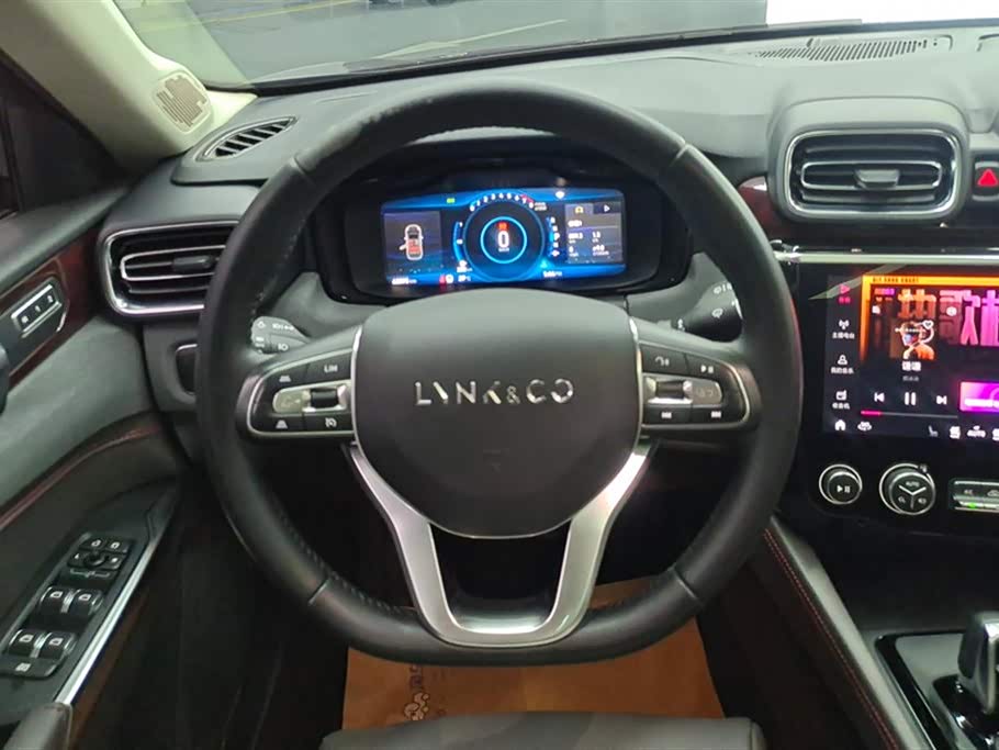 Lynk & Co 02 Lynk & Co 02
