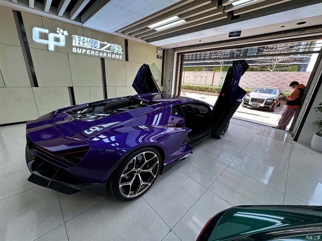 Lamborghini Revuelto, 2025 4