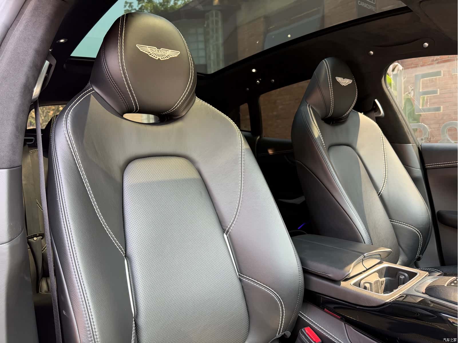 Aston Martin DBX, 2021 7