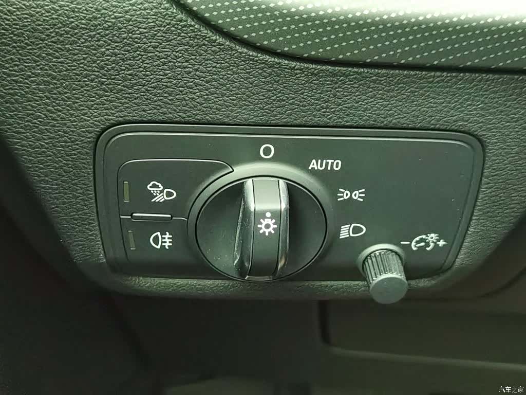 Audi Q2L, 2024 21