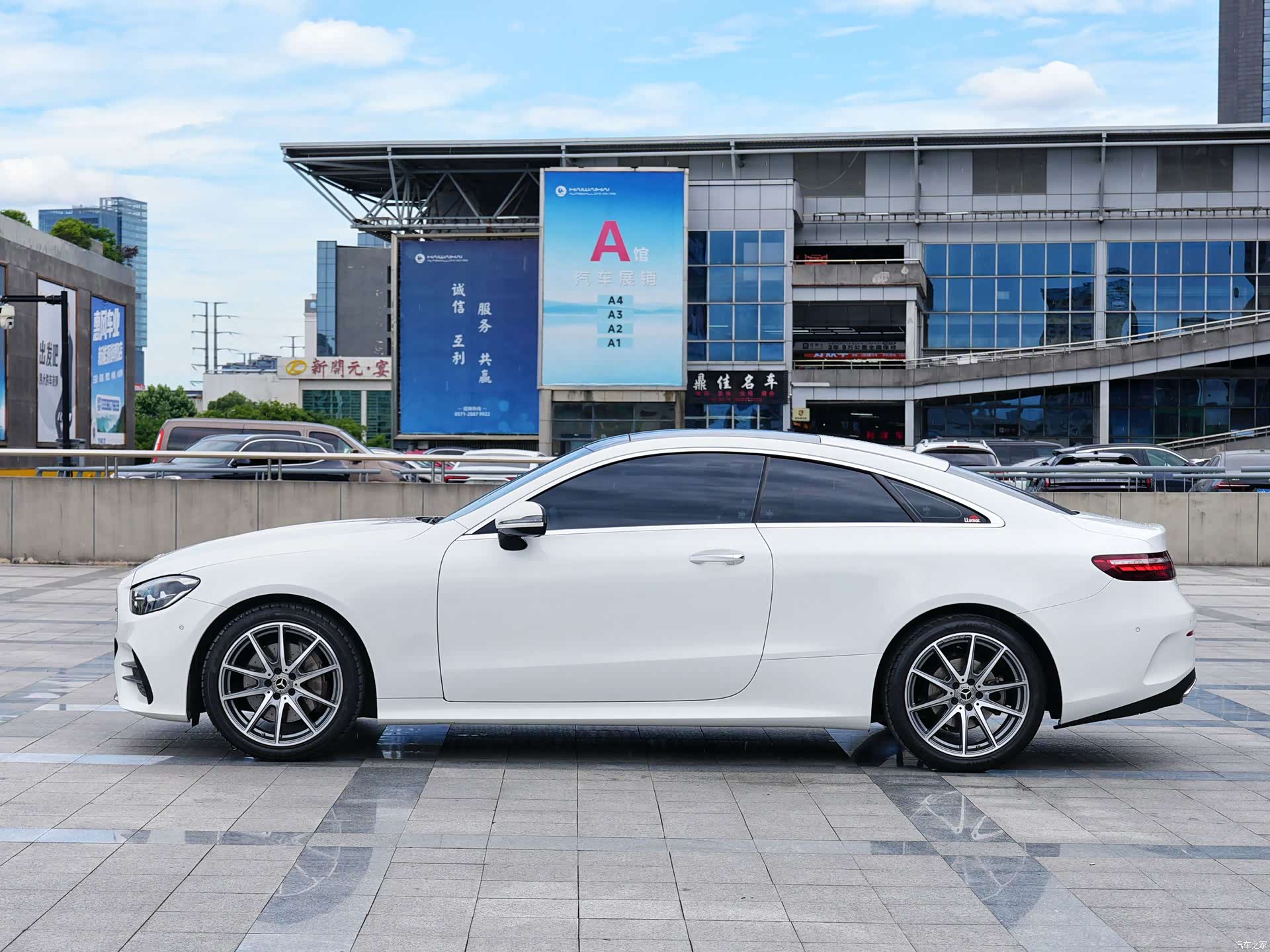 Mercedes-Benz E-Class, 2023 3
