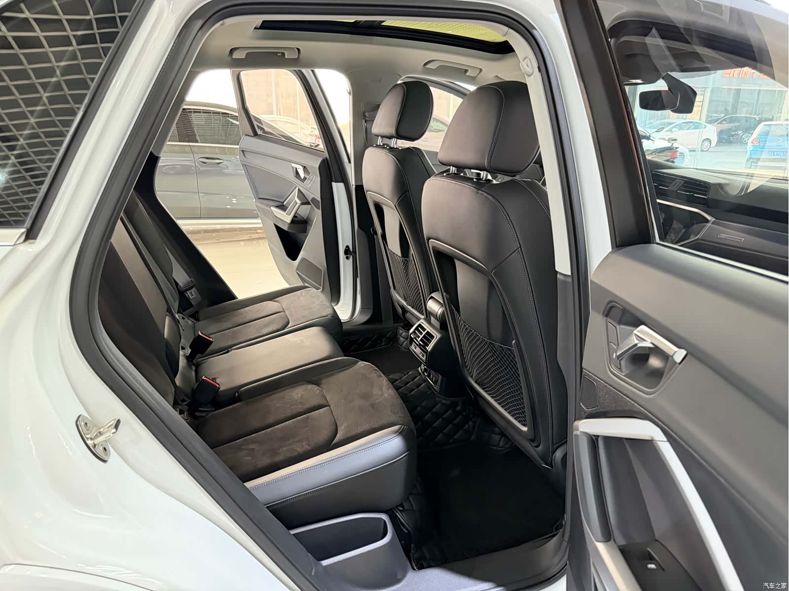 Audi Q3, 2022 10