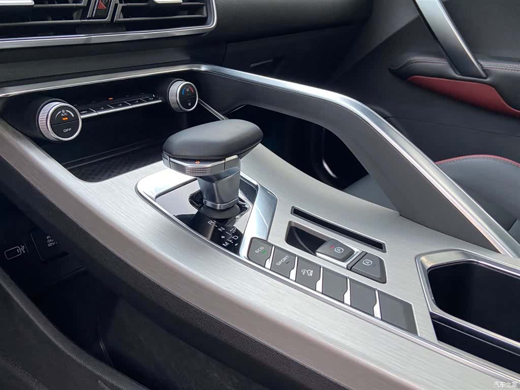 Geely Coolray, 2022 21
