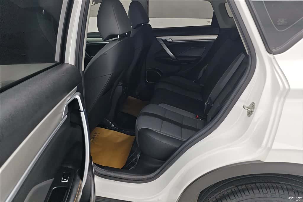 Geely Coolray, 2024 11