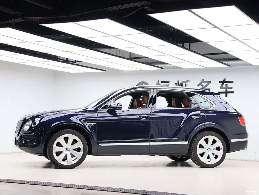 Bentley Bentayga, 2019 35