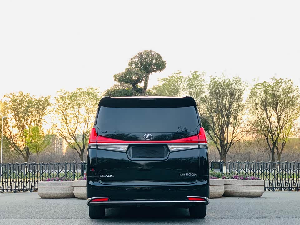 Lexus LM