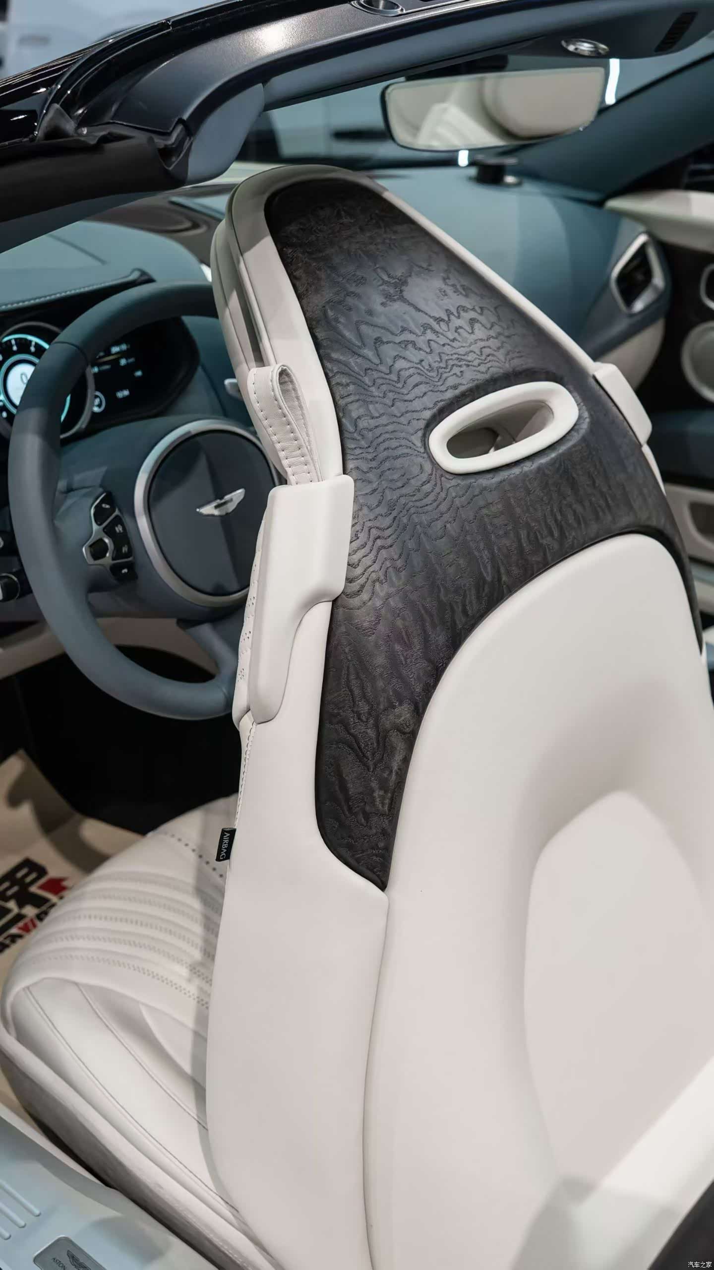 Aston Martin DB11, 2023 6
