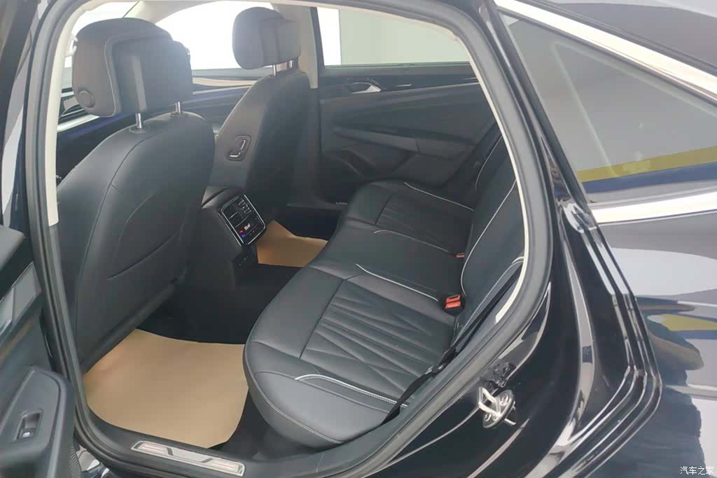 Volkswagen Passat, 2023 11