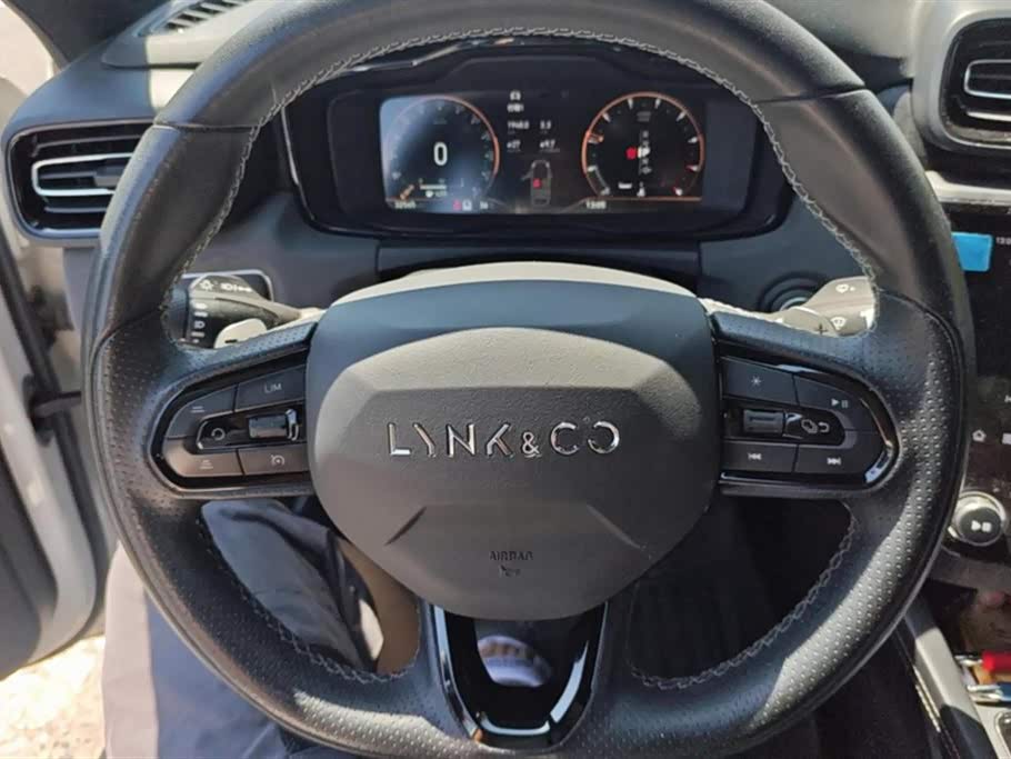 Lynk & Co 03