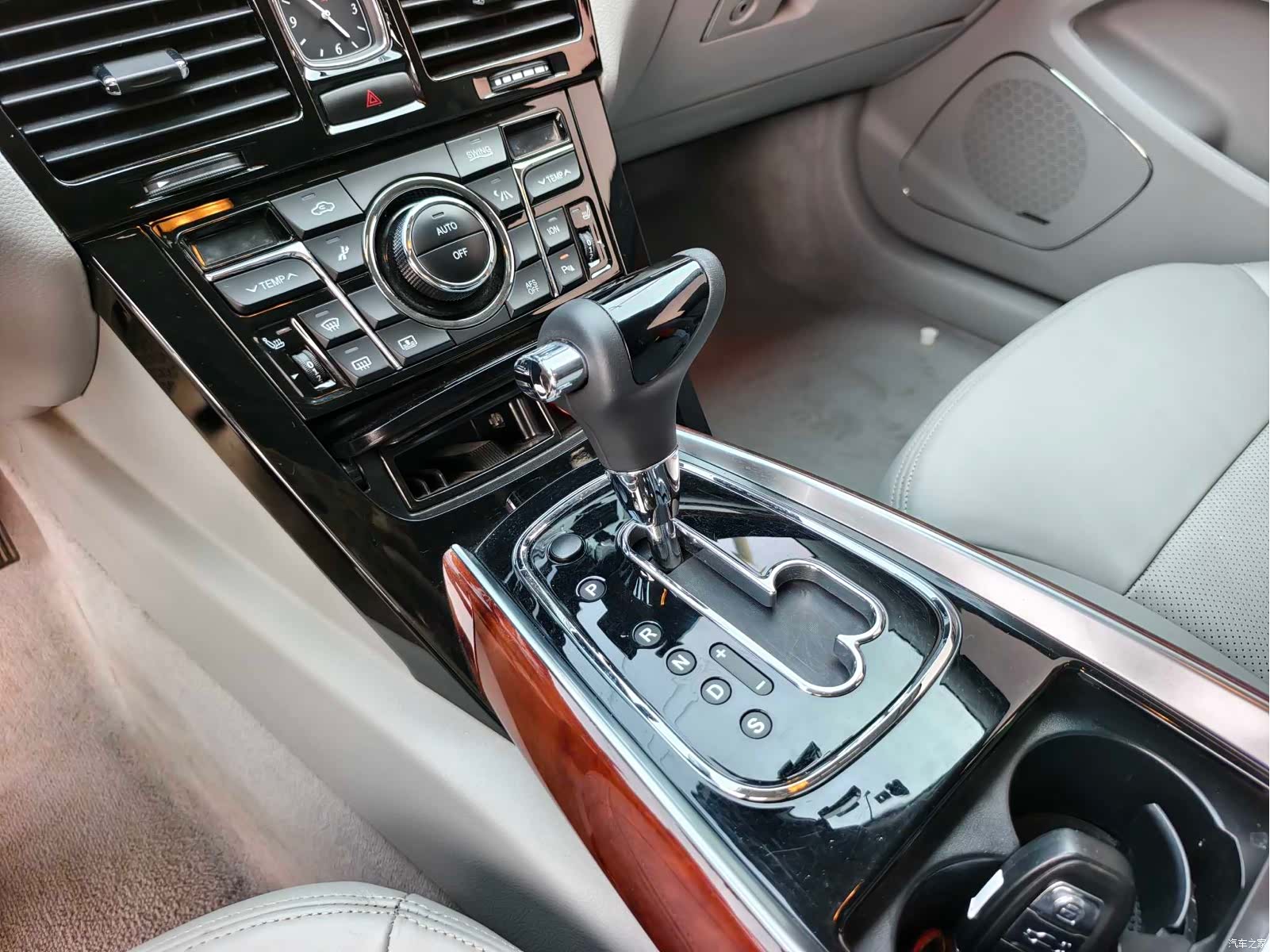 Hongqi H7, 2013 6