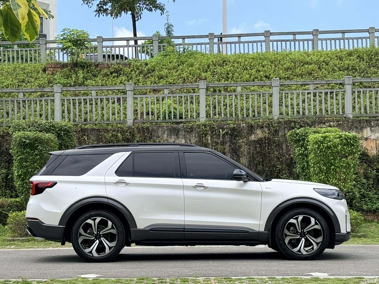 Ford Explorer, 2023 4