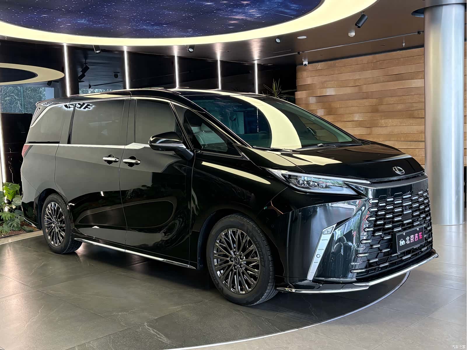 Lexus LM, 2026 3